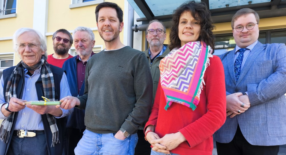 Alter und neuer Vorstand 2026 vor der Jugendherberge